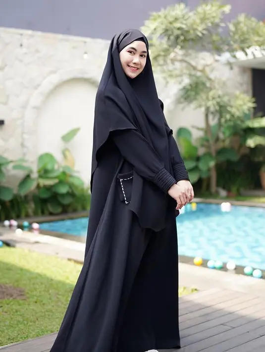 Anisa Rahma tampil serba hitam dengan one set yang terdiri dari kerudung panjang dan abaya . [@anisharahma12]