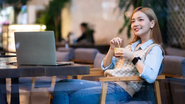 wanita januari di kafe