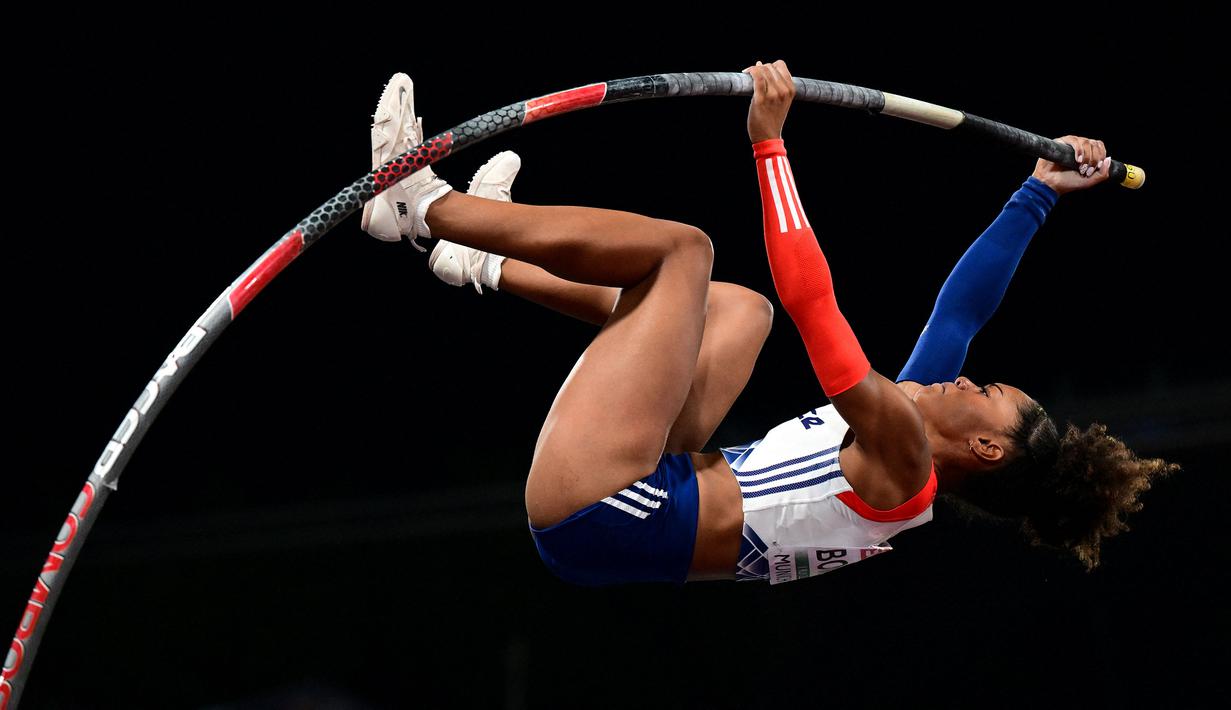 Atlet lompat galah Prancis, Marie-Julie Bonnin bertanding di final lompat galah putri European Championships 2022 di Stadion Olimpiade, Munich, Jerman pada 17 Agustus 2022. (AFP/Andrej Isakovic)