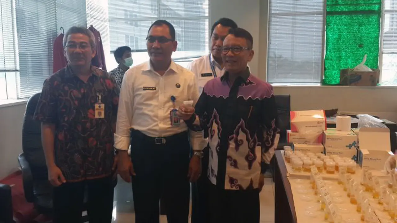 Pegawai Direktorat Jenderal Pajak Kementerian Keuangan melakukan tes urine. 
