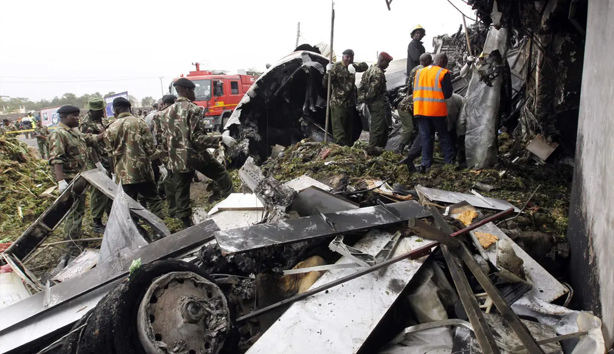 Empat awak pesawat kargo jenis Fokker 50 yang terjatuh dan terbakar di pinggiran Nairobi, Kenya, (2/7/2014), dikabarkan tewas. (REUTERS/Thomas Mukoya)