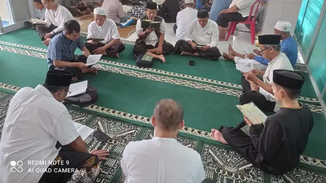 Jemaah Masjid Asy Syifa, Banjarnegara khatam Al-Qur'an sebanyak 5 kali dengan cara keroyokan. (Foto: Liputan6.com/Heni)