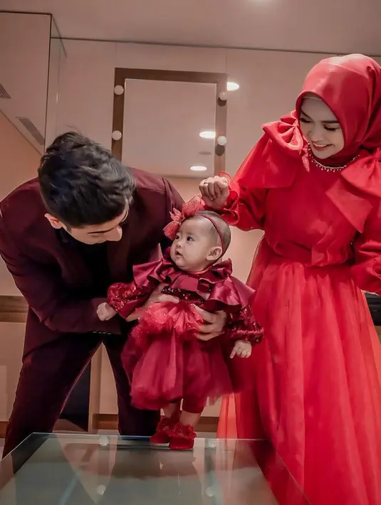 Pasangan yang dikenal romantis ini pun kerap memamerkan momen kebersamaannya dengan sang putri lewat foto-foto di Instagram. @riaricis1975/@teukuryantr.