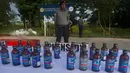 Barang bukti berupa botol Phensedyl diperlihatkan sebelum pemusnahan narkotika sitaan pada Hari Antinarkoba Sedunia, di Yangon, Senin (26/6). Myanmar membakar opium, heroin, dan kokain senilai sekitar US$385 juta, setara Rp5,1 miliar. (AP Photo/Thein Zaw)