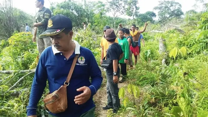 Petugas BBKSDA Riau bersama warga dalam mitigasi konflik gajah di Kabupaten Indragiri Hulu.