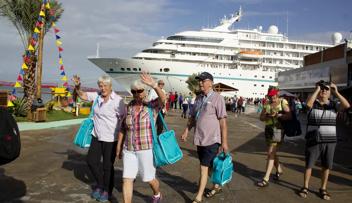 Turis dari berbagai negara dari negara-negara Eropa datang ke darat dari kapal pesiar MS Amadea di pelabuhan El Guamache di Isla Margarita, negara bagian Nueva Esparta, Venezuela (3/1/2023). Kapal pesiar Jerman MS Amadea adalah yang pertama tiba di Venezuela Pulau Karibia setelah 15 tahun. (AFP/Gustavo Granado)