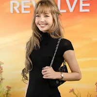 Lisa BLACKPINK kembali mencuri perhatian publik internasional dengan penampilannya yang memukau di Revolve Festival ke-8, sebuah acara fashion dan lifestyle bergengsi yang digelar pada 12 April 2025 di Thermal, California. [@no.1lloud].