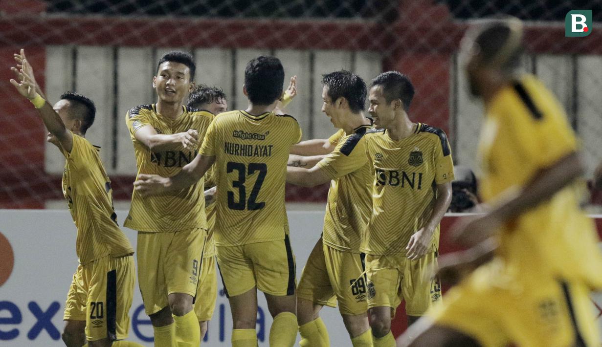 Para pemain Bhayangkara FC merayakan gol yang dicetak oleh Herman Dzumafo ke gawang Madura United pada laga Liga 1 di Stadion PTIK, Jakarta, Kamis, (07/6/2018). (Bola.com/M Iqbal Ichsan)