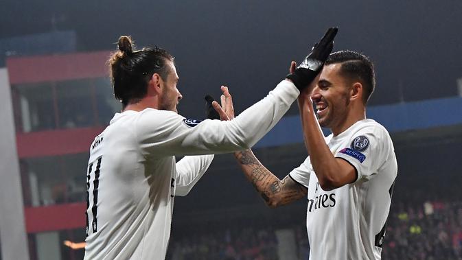 Pemain Real Madrid, Gareth Bale (kiri), melakukan selebrasi usai mencetak gol ke gawang Viktoria Plzen, pada laga Liga Champions, Kamis (8/11/2018) dini hari WIB.  (AFP / Joe Klamar)