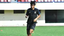 Bek muda PSIS Semarang, Kartika Vedhayanto dalam sesi latihan di Stadion Citarum, Semarang. (Dok PSIS Semarang)