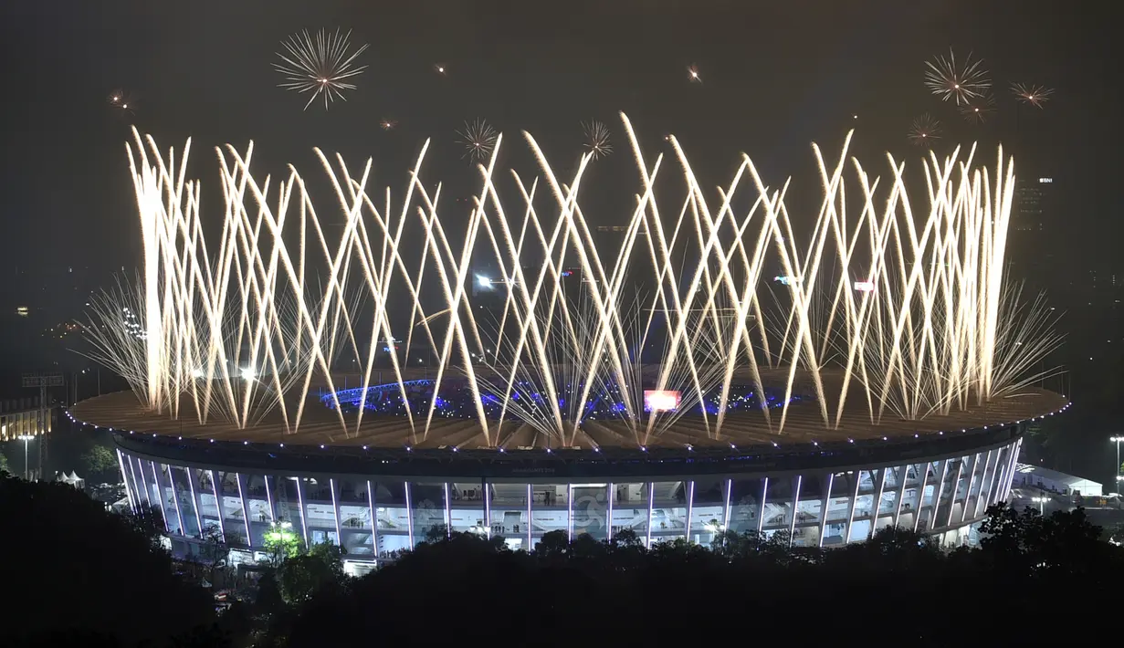 Pesta kembang api menghiasi Stadion Gelora Bung Karno selama upacara penutupan Asian Games 2018 di Jakarta, Minggu (2/9). Sejumlah artis dalam dan luar negeri meriahkan acara penutupan. (AFP Photo/Bay Ismoyo)