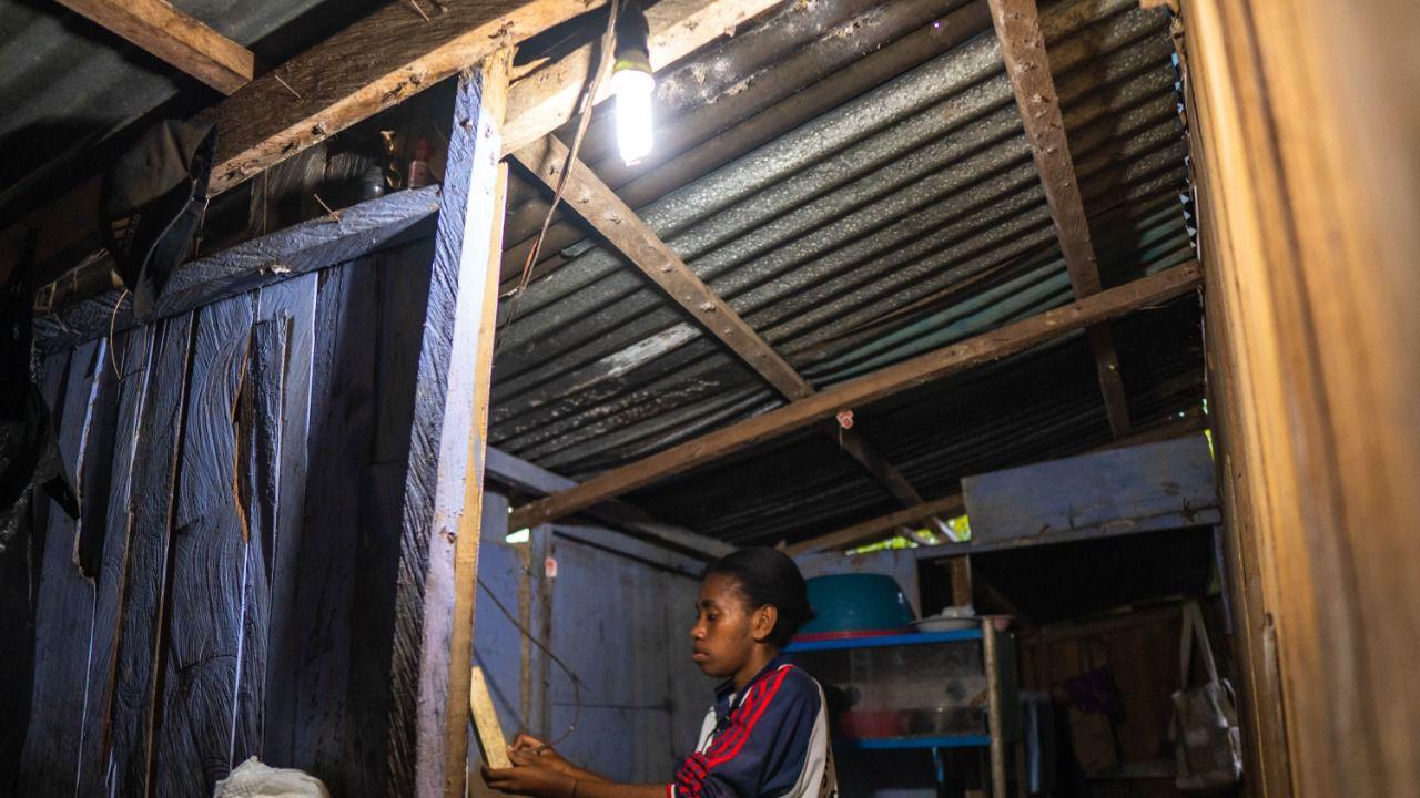 Dalam rangka HUT ke-77 RI, PT PLN (Persero) berinisiatif memberikan bantuan berupa biaya penyambungan listrik gratis kepada 630 keluarga kurang mampu di Papua dan Papua Barat.