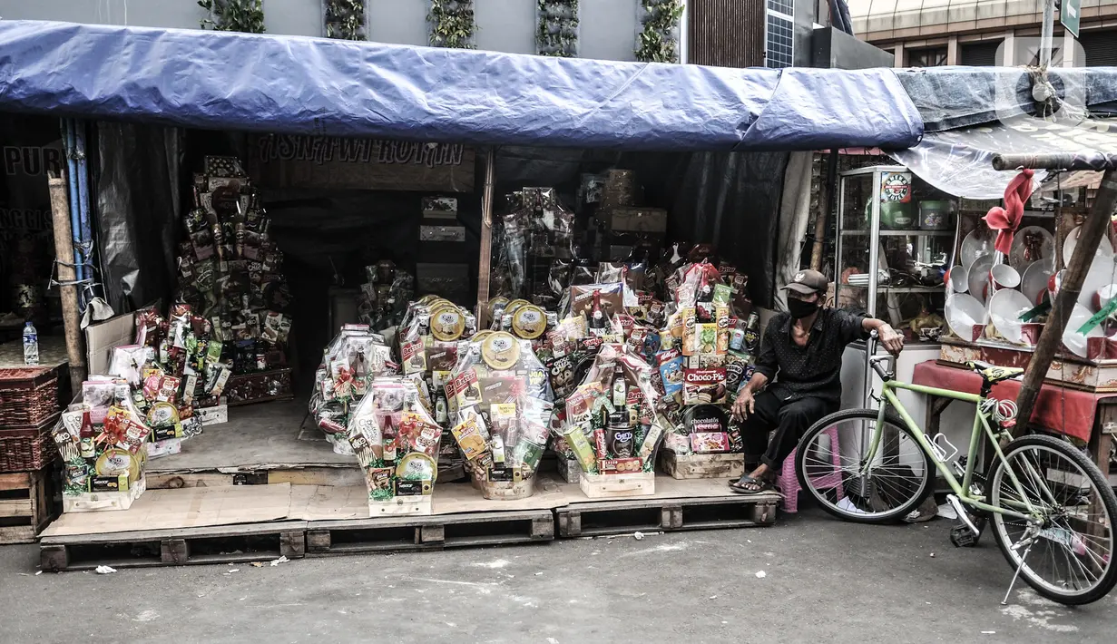 Pedagang parsel menunggu pembeli di kawasan Cikini, Jakarta, Selasa (29/12/2020). Untuk saat ini, pedagang menjual parsel mulai dari Rp 150.000 hingga Rp 2 juta per buah, tergantung permintaan dan kerumitan pembuatan. (merdeka.com/Iqbal S. Nugroho)