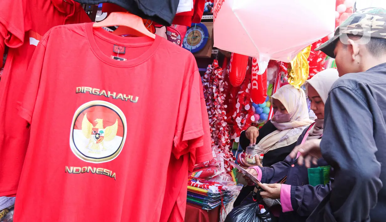 Penak-pernik yang dijajakan pedagang antara lain, umbul-umbul, aksesoris, tiang bendera hingga baju yang dijual dari harga Rp 5.000 - Rp 500.000. (Liputan6.com/Herman Zakharia)