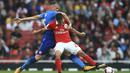 Gelandang Benfica, Franco Cervi, berebut bola dengan bek Arsenal, Rob Holding, pada laga Emirates Cup di Stadion Emirates, London, Sabtu (29/7/2017). Arsenal menang 5-2 atas Benfica). (AP/John Walton) 