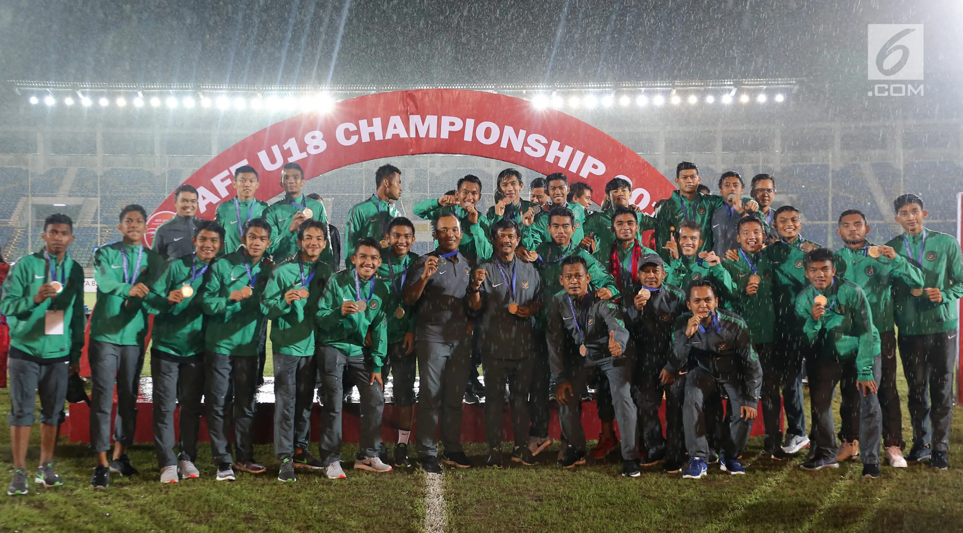 Timnas Indonesia U-19 pada seremoni medali usai mengikuti Piala AFF U-18 2017 di Myanmar, Minggu (17/9/2017).  (Liputan6.com/Yoppy Renato)