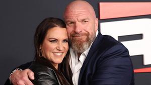Para eksekutif bisnis AS dan mantan pegulat profesional Paul Levesque alias Triple H dan Stephanie McMahon menghadiri pemutaran perdana WWE Monday Night RAW milik Netflix di Intuit Dome, Inglewood, California, pada 6 Januari 2025. (Michael Tran / AFP)