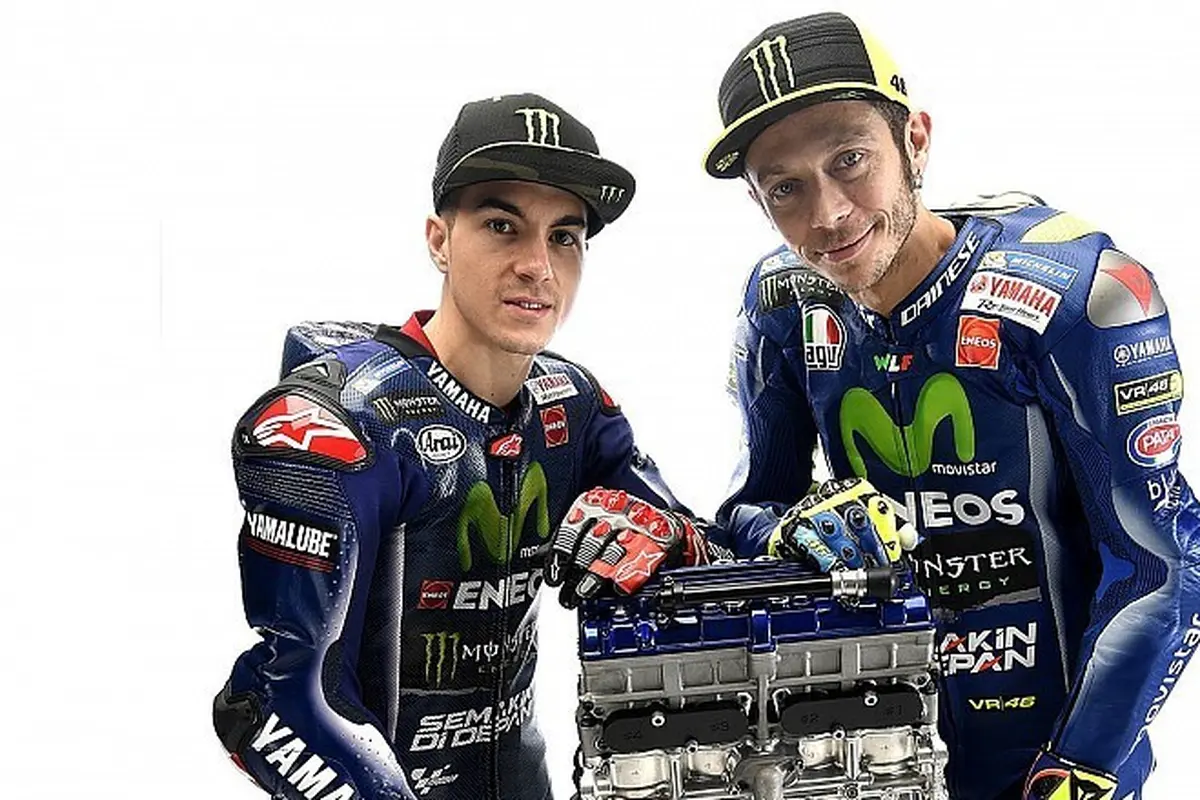 Maverick Vinales dan Valentino Rossi (kanan).
