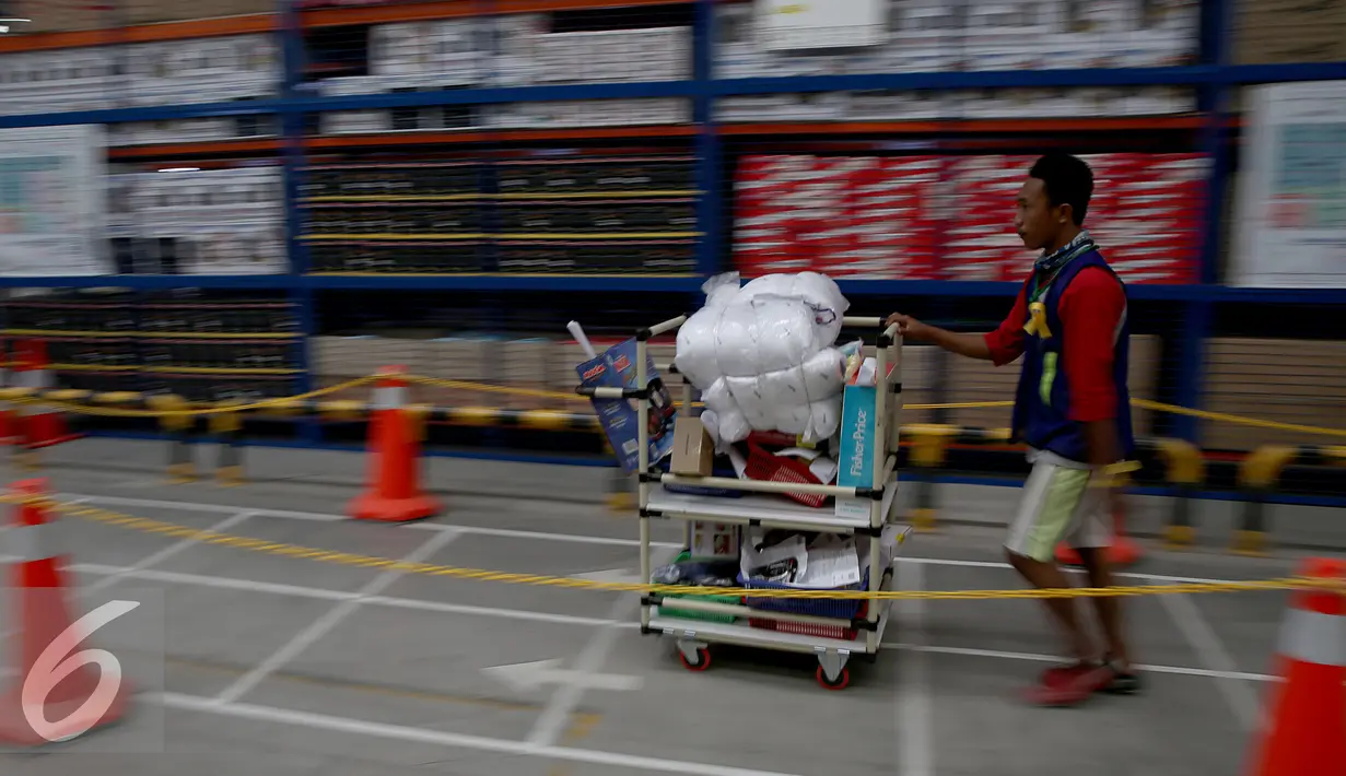 Pekerja mendorong barang pesanan di gudang milik Lazada Online Shop, Jakarta, Jumat (9/12). Indonesia menempati urutan pertama, negara dengan pertumbuhan pasar internet terbesar di dunia. (Liputan6.com/Johan Tallo)