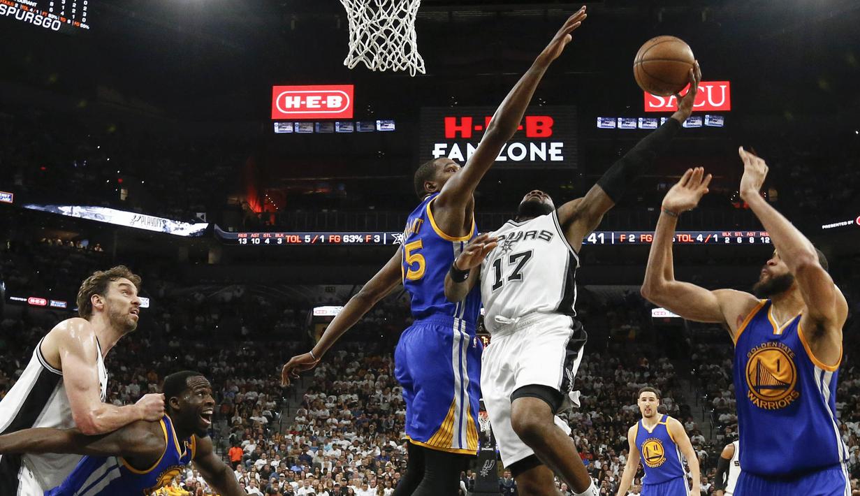 Pebasket San Antonio Spurs, Jonathan Simmons, menghindari block pebasket Golden State Warriors, Kevin Durantpada laga final NBA Wilayah Barat di San Antonio, Sabtu (20/5/2017). Spurs kalah 108-120 dari Warriors. (EPA/Darren Abate)