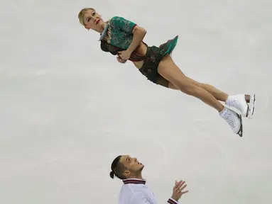 Atlet Rusia, Tatiana Volosozhar dan Maxim Trankov, beraksi di nomor short program Kejuaraan Eropa Figure Skating ISU di Bratislava, Slowakia, (29/1/2016). (Reuters/David W Cerny)