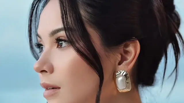 Alyssa Daguise Maternity Shoot di Pantai mengenakan anting mutiara. [@alyssadaguise]