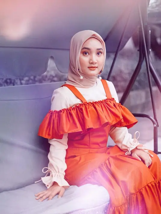 Menggunakan baju warna cerah juga menjadi ciri khas gadis kelahiran 1996 ini. Dibalut dress bewarna jingga dengan riasan makeup natural, penampilan Fatin terlihat imut dan menggemaskan ya! (Liputan6.com/IG/@fatin30)
