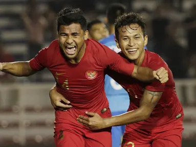Pemain Timnas Indonesia U-22, Asnawi Mangkualam, bersama Osvaldo Haay merayakan gol yang dicetaknya ke gawang Singapura U-22 pada laga SEA Games 2019 di Stadion Rizal Memorial, Manila, Kamis (28/11). Indonesia menang 2-0 atas Singapura. (Bola.com/M Iqbal