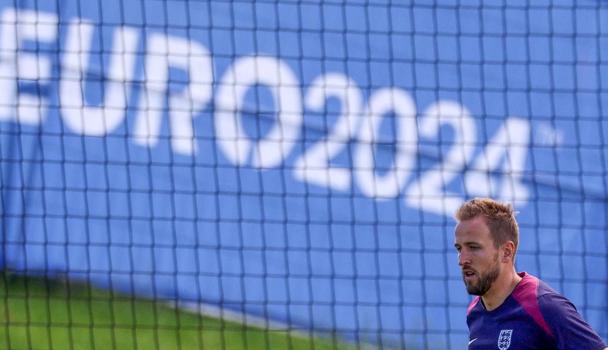 Pemain Timnas Inggris, Harry Kane terlihat saat sesi latihan menjelang laga final Euro 2024 melawan Spanyol di Blankenhain, Jerman, Sabtu (13/07/2024) WIB. (AFP/Adrian Dennis)