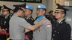 Wakapolri Komjen Pol Syafruddin menyematkan Satya Lencana Bhakti Buana kepada anggota Kontingen Formed Police Unit (FPU) di Mabes Polri, Jakarta (31/1). 200 polisi mendapatkan bintang kehormatan dari Presiden Joko Widodo. (Liputan6.com/Helmi Fithriansyah)