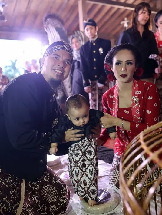 "Dihadiri juga oleh arwah dari orangtua kita, spirit dari orangtua saya, Eddy Abdul Manaf. Oma, opa saya, Kohler. Hadir sekarang," kata Ahmad Dhani di kawasan Cisarua, Selasa (10/1). (Nurwahyunan/Bintang.com)