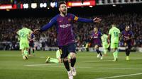 Striker Barcelona, Lionel Messi, melakukan selebrasi usai membobol gawang Levante pada laga La Liga 2019 di Stadion Camp Nou, Sabtu (27/4). Barcelona menang 1-0 atas Levante. (AP/Manu Fernandez)