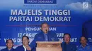 Ketua Umum Partai Demokrat, Susilo Bambang Yudhoyono (tengah) bersama pimpinan majelis tinggi menyampaikan 17 pasang nama bakal Cagub dan Cawagub yang akan diusung pada Pilkada 2018, Jakarta, Minggu (7/1). (Liputan6.com/Helmi Fithriansyah)