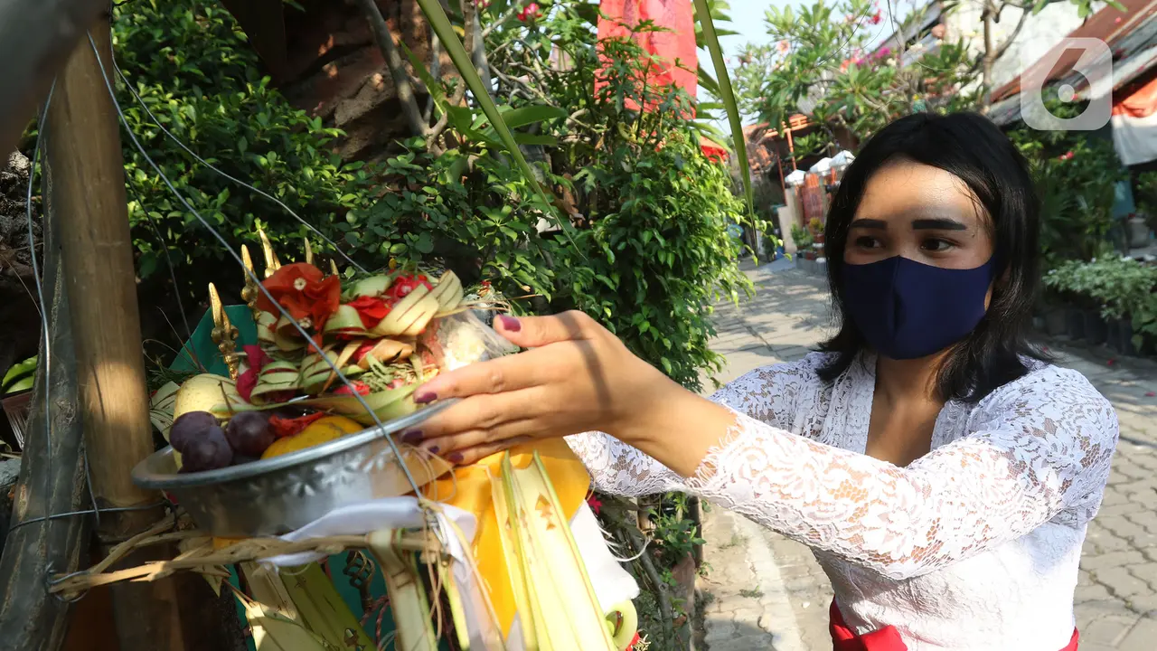 FOTO: Perayaan Hari Raya Galungan Umat Hindu di Bekasi Utara