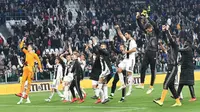 Para pemain Juventus merayakan kemenangan atas AC Milan pada laga Serie A di Stadion Allianz, Turin, Sabtu (6/4). Juventus menang 2-1 atas AC Milan. (AP/Andrea Di Marco)