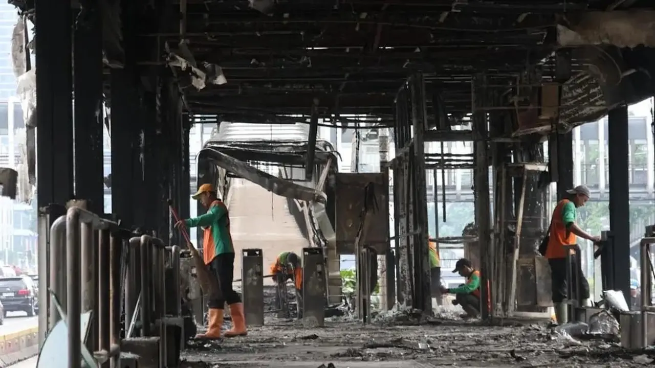 Sebanyak 1.150 petugas kebersihan dikerahkan Dinas Lingkungan Hidup (DLH) Jakarta untuk membersihkan Ibu Kota usai demo yang terjadi.