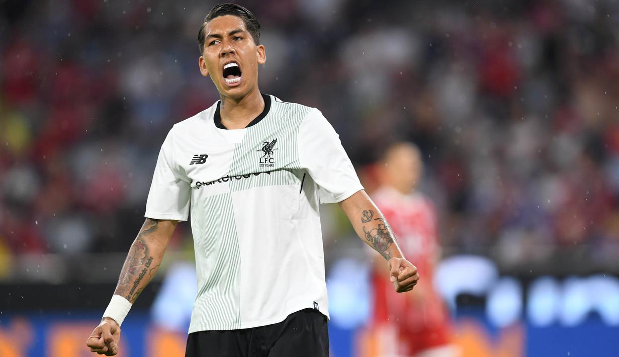 Striker Liverpool, Roberto Firmino, merayakan gol yang dicetaknya ke gawang Bayern Munchen pada laga Audi Cup di Stadion Allianz Arena, Munchen, Selasa (1/8/2017). Munchen kalah 0-3 dari Liverpool. (AFP/Christof Stache)