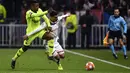 Duel yang dilakukan Nelson Semedo dan Houssem Auoar pada leg 1, babak 16 besar Liga Champions yang berlangsung di stadion Parc Olympique Lyonnais, Lyon, Rabu (20/2). Barcelona bermain imbang 0-0 kontra Lyon. (AFP/Franck Fife)