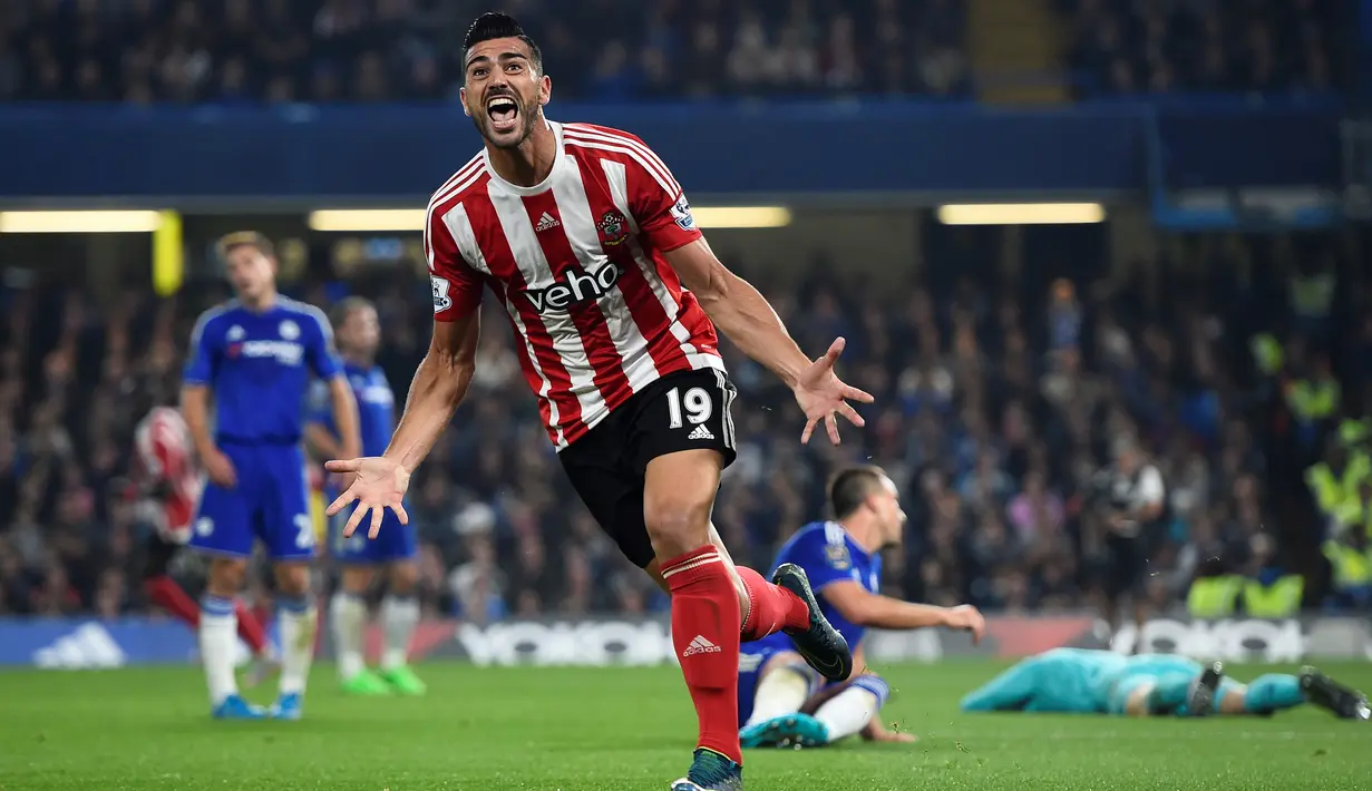Pemain Southampton Graziano Pelle merayakan gol ke gawang Chelsea pada lanjutan Liga Premier Inggris di Stamford Bridge, Sabtu (3/10/2015). Chelsea kalah 1-3. Reuters / Dylan Martinez  