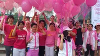 Ribuan orang berlari dan berjalan kaki dengan baju berwarna pink demi kampanyekan pentingnya deteksi dini kanker payudara.