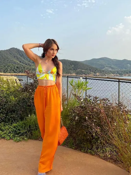Crop tank top bermotif colorful sangat cocok dipadukan dengan high waist pants berwarna mencolok seperti oranye. Cocok untuk liburan! (Instagram/claurakiehl).