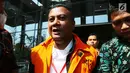 Bupati Mojokerto, Mustofa Kamal Pasa memakai rompi tahanan usai menjalani pemeriksaan oleh penyidik di gedung KPK, Jakarta, Senin (30/4). Mustofa Kamal Pasa resmi ditahan 20 hari kedepan untuk memudahkan pemeriksaan. (Merdeka.com/Dwi Narwoko)