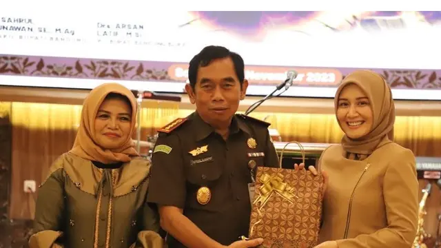 Potret penyerahan hadiah oleh Dine Mutiara kepada Bapak Sugeng Sumarno S.H (Sumber: Instagram/dine.pearl dan Instagram/sahrulgunawanofficial)