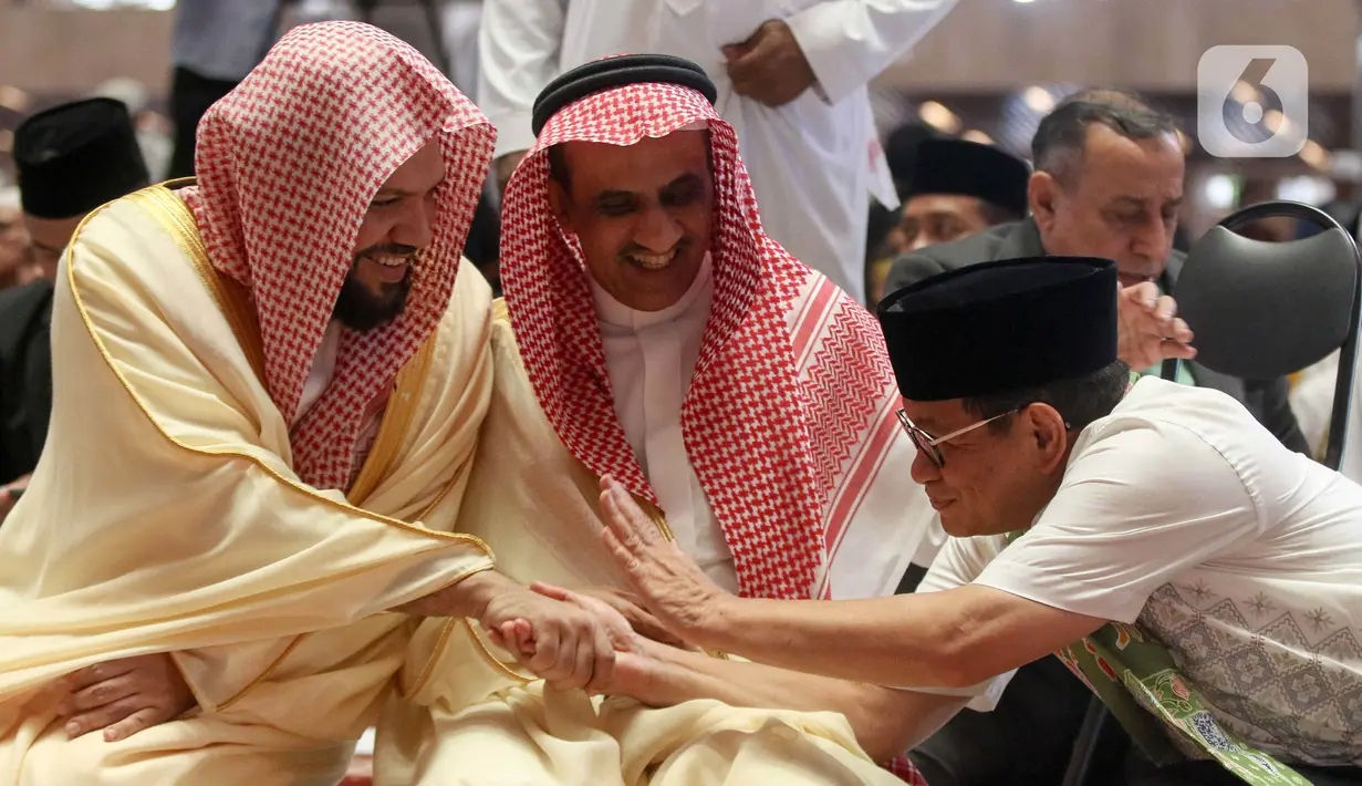 Sebelumnya, Syekh Ahmad bin Ali Al Hudhaify juga bertemu sejumlah pejabat tinggi negara, ormas islam serta lembaga pendidikan islam. (Liputan6.com/Herman Zakharia)