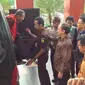 Dahlan Iskan keluar dari mobil tahanan tanpa mengucapkan apapun. (Liputan6.com/Dian Kurniawan)
