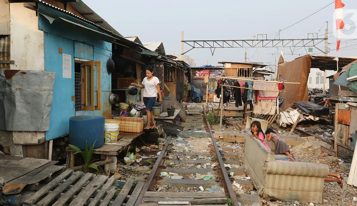 Aktivitas warga di Kampung Muka, Ancol, Jakarta, Selasa (5/11/2019). Pemprov DKI Jakarta mengusulkan anggaran konsultan penataan kampung kumuh sebesar Rp 556 juta per rukun warga (RW) pada rancangan APBD 2020. (Liputan6.com/Herman Zakharia)