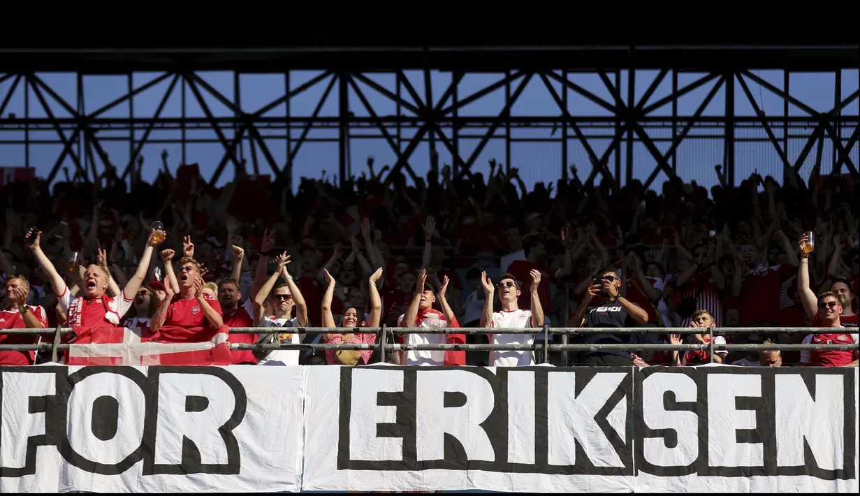 Spanduk dukungan terhadap Cristian Eriksen dan suporter Denmark bersorak jelang pertandingan Grup B Euro 2020 antara Denmark melawan Belgia di stadion Parken di Kopenhagen, Kamis, (17/6/2021). (Foto: AP/Pool/Friedemann Vogel)