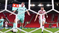 Pemain Brighton and Hove Albion Evan Ferguson (kiri) mencetak gol ke gawang Stoke City pada pertandingan sepak bola putaran kelima Piala FA di Stadion bet365, Stoke on Trent, Inggris, 28 Februari 2023. Brighton and Hove Albion mengalahkan Stoke City dengan skor 1-0. (Oli SCARFF/AFP)