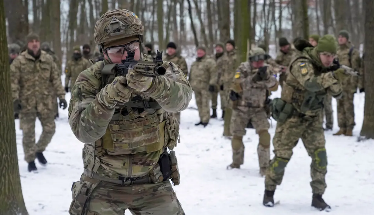 Anggota Pasukan Pertahanan Teritorial Ukraina, unit militer sukarelawan Angkatan Bersenjata, berlatih di taman kota di Kyiv, Ukraina, 22 Januari 2022. Puluhan warga sipil bergabung dengan tentara cadangan Ukraina dalam beberapa pekan terakhir di tengah ancaman invasi Rusia. (AP Photo/Efrem Lukatsky)