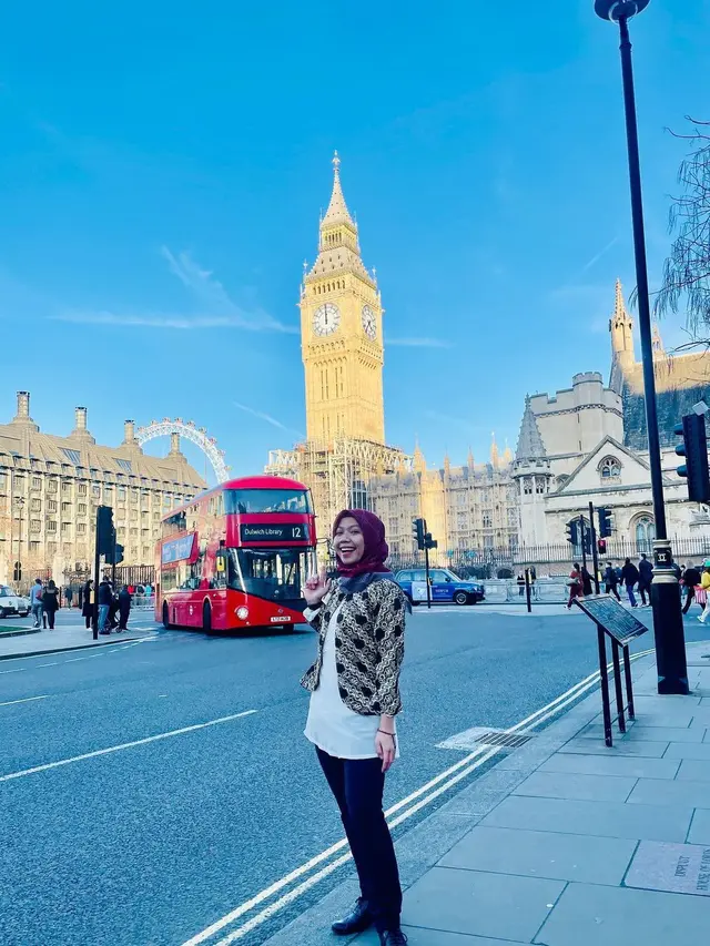 6 Transformasi Raeni, dari Wisuda Diantar Ayah Naik Becak hingga Raih Gelar Doktor